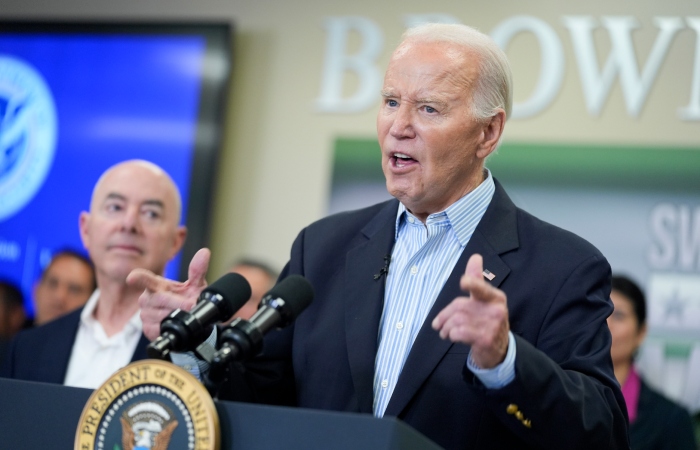 El Presidente Joe Biden habla durante una visita a la frontera sur de Estados Unidos, el jueves 29 de febrero de 2024, en Brownsville, Texas. A la izquierda está el Secretario de Seguridad Nacional, Alejandro Mayorkas.