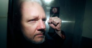 En esta imagen de archivo, el fundador de WikiLeaks, Julian Assange, en un traslado desde una Corte en la que compareció por violar las condiciones de su libertad condicional hace siete años, en Londres, el 1 de mayo de 2019.