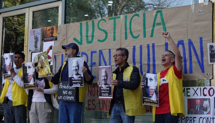 Integrantes del Colectivo #24F Coalición Vida y Libertad Julian Assange protestan frente a la Embajadabritánica en la Ciudad de México, para exigir que la Corte londinense retire los cargos en contra del fundador de Wikileaks, Julian Assange, e impedir así su extradición a Estados Unidos, el 21 de febrero de 2024.