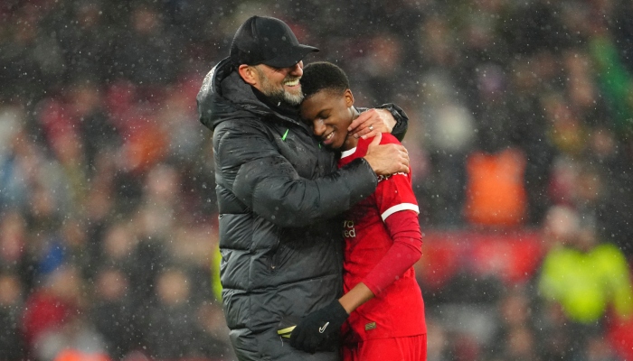 Jürgen Klopp, técnico del Liverpool felicita a Trey Nyoni al final del duelo de la quinta ronda de la Copa FA ante el Southampton el miércoles 28 de febrero del 2024. 