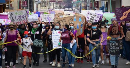 Mujeres en Tapachula marcharon para exigir termine el acoso y los feminicidios en todo el país, durante la conmemoración del Día Internacional de la Mujer.