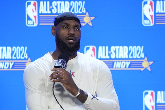 LeBron James, de los Lakers de Los Ángeles, habla durante una conferencia de prensa previo al Juego de Estrellas de la NBA, el domingo 18 de febrero de 2024, en Indianápolis.