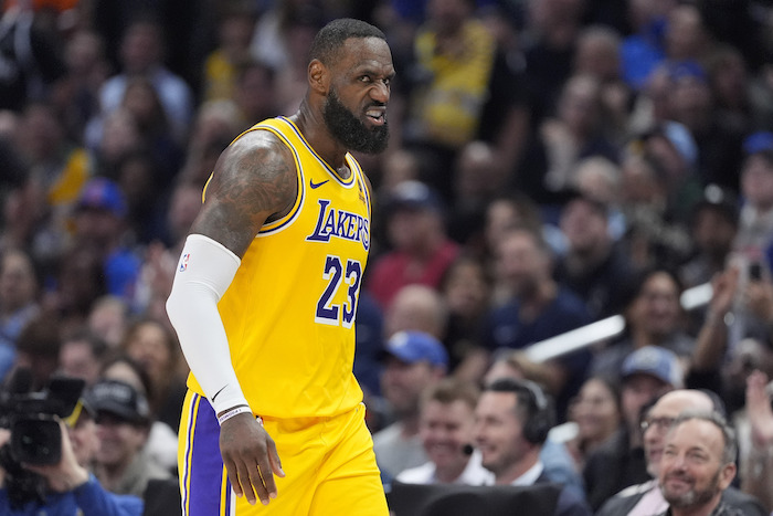 LeBron James, alero de los Lakers de Los Ángeles, reacciona tras encestar ante los Clippers de la misma ciudad, durante el partido del miércoles 28 de febrero de 2024.