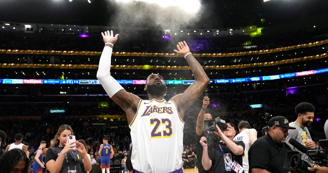 LeBron James, de los Lakers de Los Ángeles, arroja brea al aire antes de un partido ante los Nuggets de Denver, el sábado 2 de marzo de 2024.