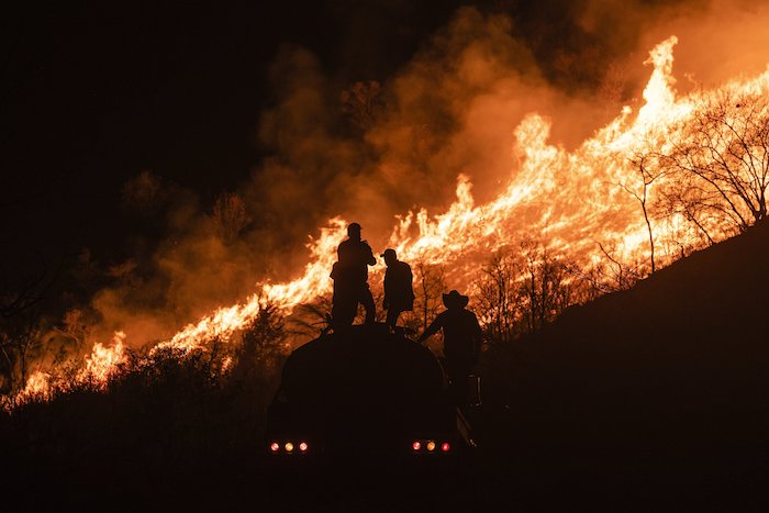 Los residentes trabajan para contener los incendios forestales en Nogales, en la zona de las altas montañas del estado de Veracruz, México, la noche del lunes 25 de marzo de 2024.