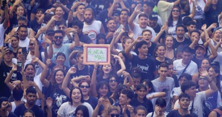 Una manifestante sostiene una pancarta con la leyenda "Nunca más" durante una marcha para conmemorar el aniversario del golpe militar de 1976, el domingo 24 de marzo de 2024, en Buenos Aires.