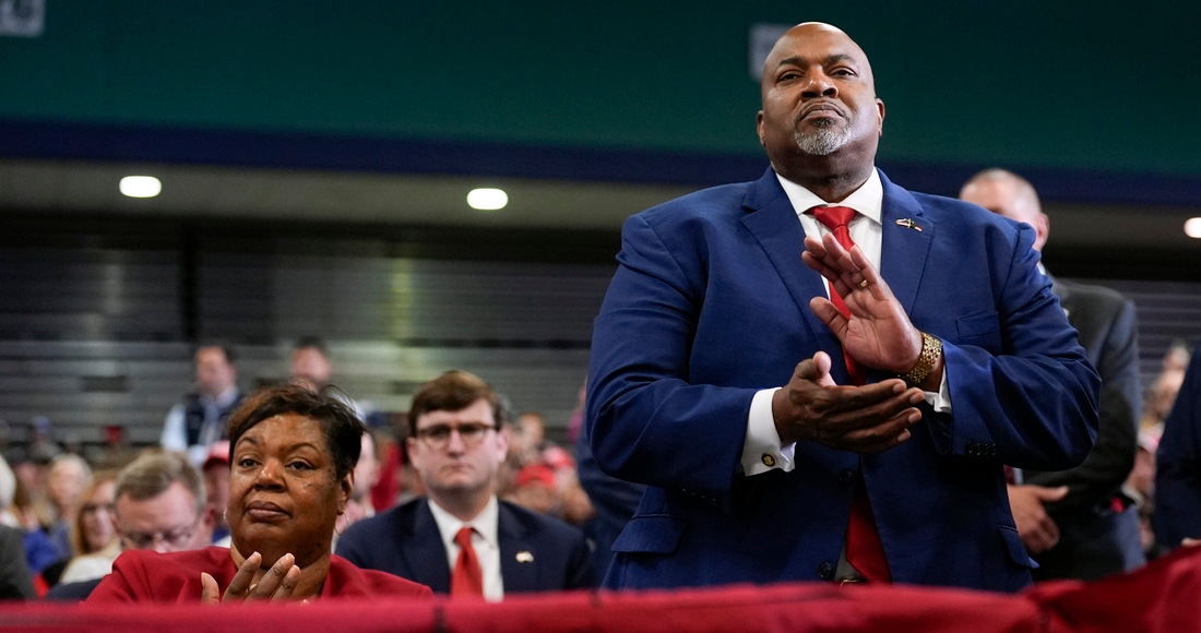 El Vicegobernador de Carolina del Norte, Mark Robinson, derecha, y su esposa Yolanda escuchan un discurso del expresidente Donald Trump en un mitin de campaña, el sábado 2 de marzo de 2024 en Greensboro, Carolina del Norte