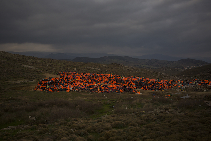 Montones de chalecos salvavidas utilizados por migrantes y refugiados para cruzar el mar Egeo desde la costa turca se ven amontonados en la isla nororiental griega de Lesbos, el miércoles 16 de diciembre de 2015.