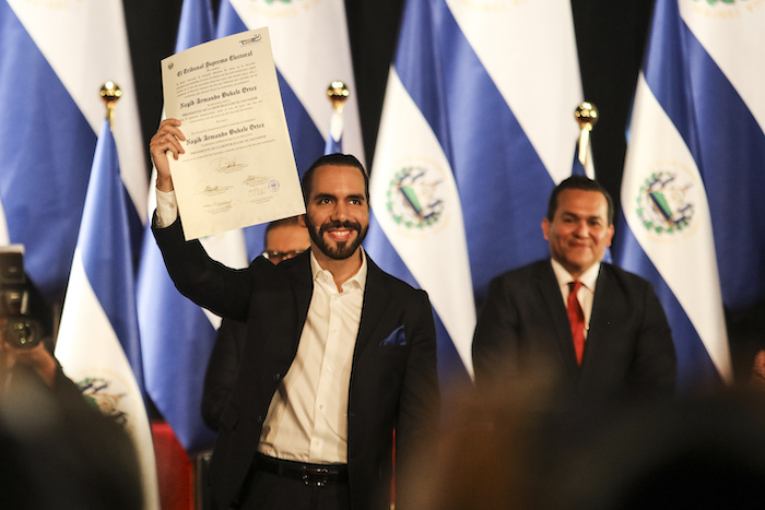 El Presidente de El Salvador, Nayib Bukele, con su credencial del Tribunal Supremo Electoral que certifica su reelección, en el Teatro Nacional en San Salvador, El Salvador, el jueves 29 de febrero de 2024.