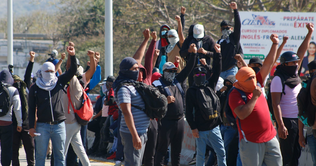 Los normalistas incendiaron autos y lanzaron bombas molotov contra la FGE en Chilpancingo.