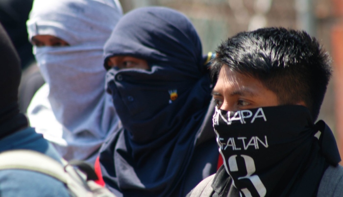  Estudiantes de la normal de Ayotzinapa protestaron en el Congreso local para exigir a los diputados la destitución de la Fiscal de Guerrero, Sandra Luz Valdovinos Salmerón, por el asesinato del estudiante Yanki Kothan Gómez Peralta. Alrededor de 400 jóvenes llegaron a bordo de ocho autobuses a las instalaciones del recinto del Poder Legislativo en dónde realizaron algunas pintas en el suelo y en la fachada, y con un mitin exigieron la destitución de la Fiscal.