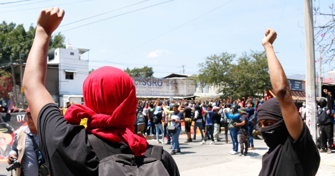 Normalistas protestan en el Congreso de Guerrero