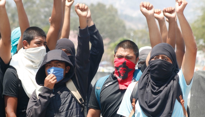 Estudiantes de la Normal Rural Raúl Isidro Burgos de Ayotzinapa realizan mitin al exterior de Recinto Oficial del Poder Ejecutivo, para exigir se esclarezca el caso del asesinato de su compañero Yanqui Kothan Gómez Peralta. La Gobernadora Evelyn Salgado Pineda pidió la destitución de la Fiscal General del Estado tras la crisis que desató el caso.