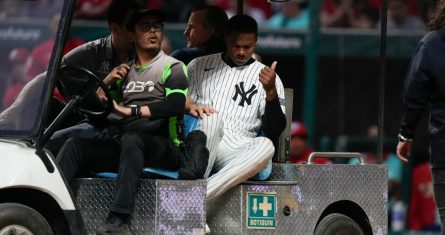 Oscar González, de los Yanquis de Nueva York, abandona el campo en un carro después de haber recibido un pelotazo en la cara en la segunda entrada del partido de exhibición en el estadio Alfredo Harp Helú, en la Ciudad de México, el lunes 25 de marzo de 2024