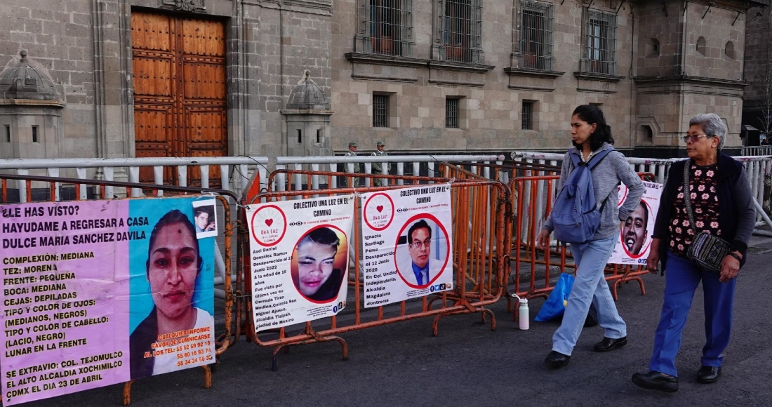 Diversos colectivos de búsqueda de personas desaparecidas se manifestaron y colocaron mantas frente a Palacio Nacional, para exigir a las autoridades que se siga con el trabajo de búsqueda de sus familiares, 11 de enero 2024.