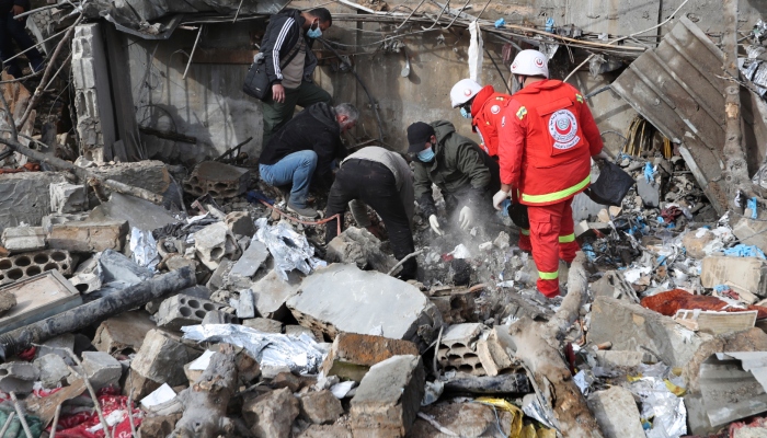 Paramédicos buscan posibles víctimas entre los escombros de un centro de atención sanitaria destruido en un ataque aéreo israelí, en Hebbariye, una localidad del sur de Líbano, el 27 de marzo de 2024.