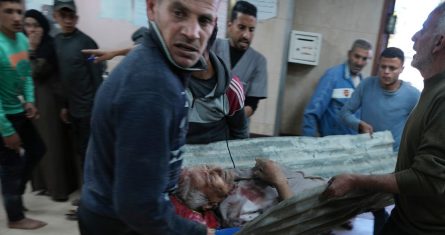 En esta imagen de archivo, palestinos heridos en un bombardeo israelí en la Franja de Gaza, son trasladados al hospital Mártires de Al-Aqsa, en Deir al-Balah, Gaza, el 8 de marzo de 2024.