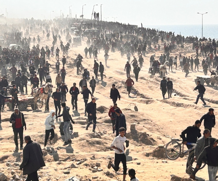 Palestinos esperan ayuda humanitaria en una playa en la Ciudad de Gaza, en la Franja de Gaza, el 25 de febrero de 2024.