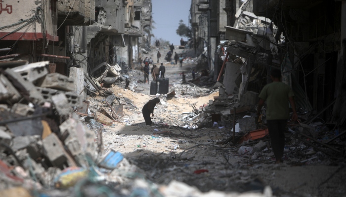 Palestinos visitan sus viviendas destruidas luego de la salida de las tropas israelíes de Jan Yunis, en la Franja de Gaza, el 6 de marzo de 2024.