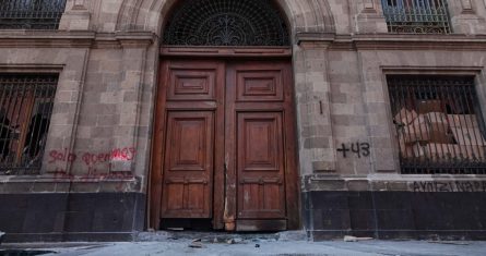 Un grupo de presuntos normalistas encapuchados de la Escuela Normal Rural "Raúl Isidro Burgos" de Ayotzinapa derribó la mañana de este miércoles la puerta número 1 de Palacio Nacional con una camioneta.