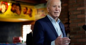 El Presidente Joe Biden habla en un evento de campaña en el restaurante El Portal en Phoenix, Arizona, 19 de marzo de 2024.