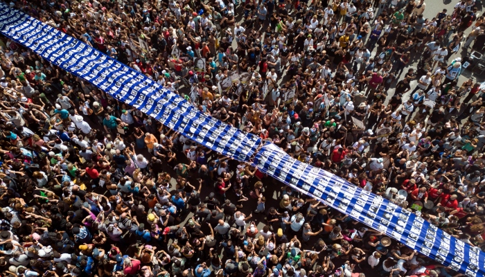 Los manifestantes portan una pancarta con fotografías de personas desaparecidas durante la dictadura militar de 1976-1983 en una marcha que conmemora el 48º aniversario del golpe de Estado en Buenos Aires, Argentina, el domingo 24 de marzo de 2024.