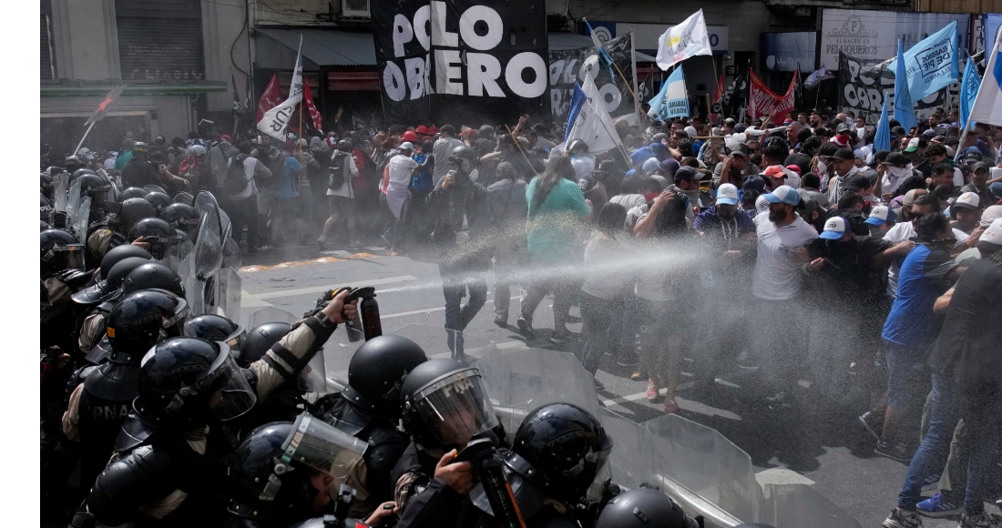 Organizaciones civiles realizan bloqueos en Buenos Aires ante recortes del Gobierno a comedores comunitarios.