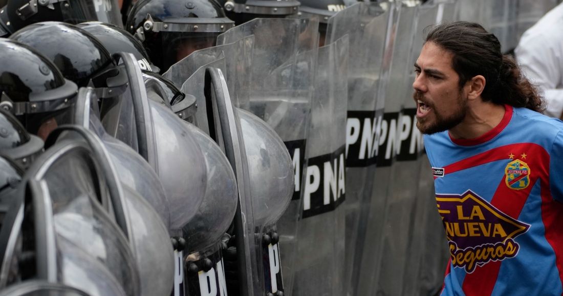 Un manifestante desafía a la policía durante una protesta contra la escasez de alimentos en los comedores populares y las reformas económicas propuestas por el presidente Javier Milei en Buenos Aires, Argentina, el lunes 18 de marzo de 2024.