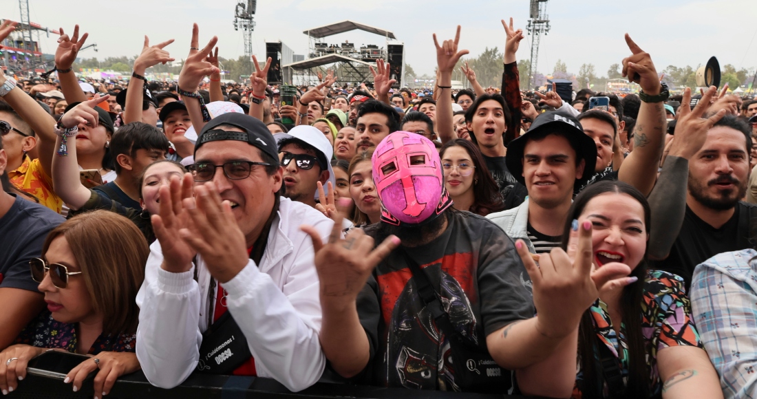 El público en el concierto de Hombres G en el Festival Vive Latino en la Ciudad de México el domingo 17 de marzo 2024.