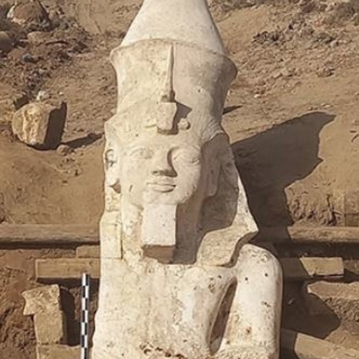 Parte superior de una estatua gigante de Ramses II.