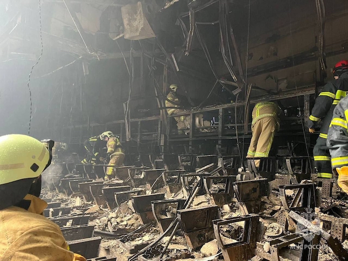 En esta imagen distribuida por el servicio de prensa del Ministerio de Emergencias de Rusia el 23 de marzo de 2024, rescatistas trabajan en el interior del Crocus City Hall, en Moscú, Rusia, un día después de un ataque reivindicado por el grupo Estado Islámico que causó decenas de muertos.