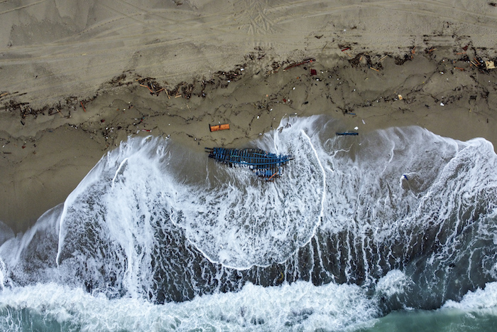 Esta imagen de archivo del 27 de febrero de 2023 muestra parte de los restos de un barco migrante, varados en la playa tras un naufragio la madrugada del domingo 26 de febrero de 2023 a escasa distancia de la costa en Steccato di Cutro, en el extremo sur de Italia, en el que murieron al menos 94 personas. 