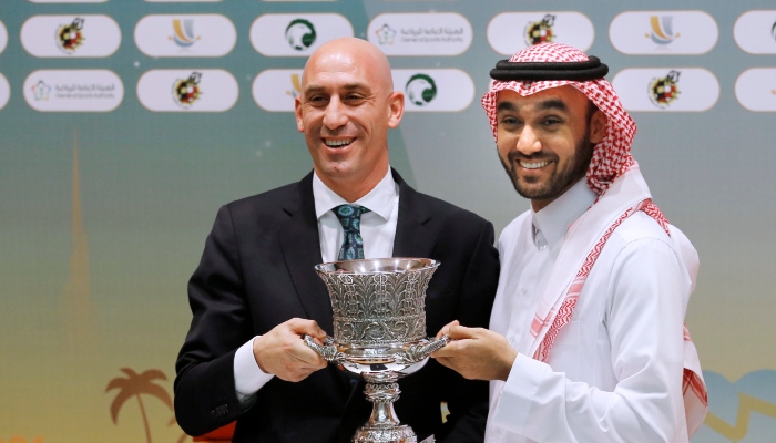 En esta imagen de archivo, el entonces presidente de la Federación Española de Fútbol, Luis Rubiales (izquierda), y el presidente de la Autoridad General del Deporte de Arabia Saudí, el príncipe Abdulaziz bin Turki Al-Faisal.