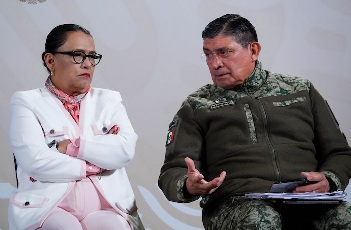 Rosa Icela Rodríguez, Secretaria de Seguridad Pública y Protección Ciudadana, conversa con Luis Credencial Sandoval, Secretario de la Defensa Nacional, durante la conferencia matutina, donde se presentó el informe de seguridad.