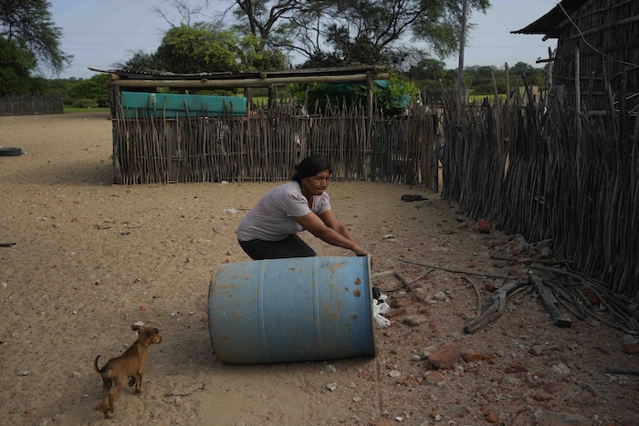 Santos Chiroque lleva rodando a su casa un bidón de agua en Santa Rosa, Chulucanas, Perú, uno de los territorios declarados en emergencia por el aumento de casos de dengue, el miércoles 28 de febrero de 2024.