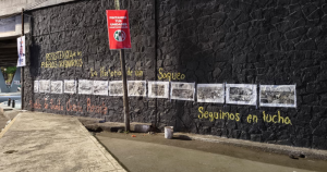 Pobladores de Santa Úrsula Coapa intervinieron una pared del Estadio Azteca con fotografías.