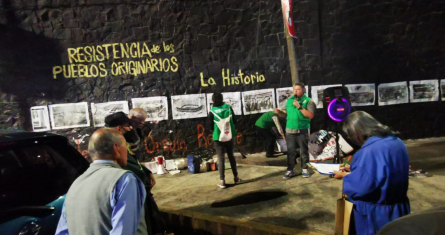 Pobladores de Santa Úrsula Coapa denuncian, mediante exposición fotográfica, el saqueo des agua del Estadio Azteca.