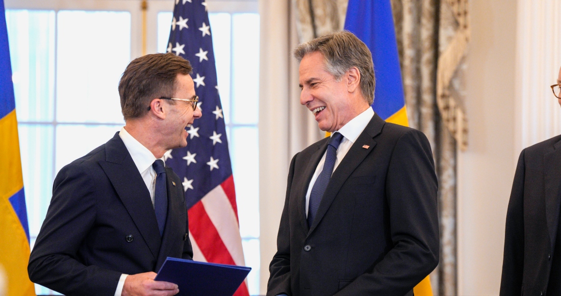 El Secretario de Estado de EU, Antony Blinken, a la derecha, junto al Primer Ministro sueco, Ulf Kristersson, antes de oficializar la adhesión de Suecia a la OTAN en la Sala Benjamin Franklin del Departamento de Estado, el jueves 7 de marzo de 2024, en Washington.