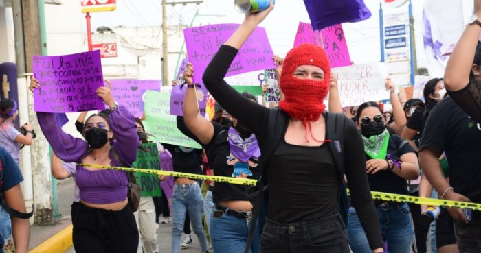 Mujeres en Tapachula marcharon para exigir termine el acoso y los feminicidios en todo el país, durante la conmemoración del Día Internacional de la Mujer.