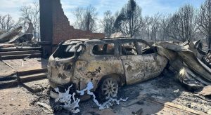 Un vehículo quemado cerca de los restos calcinados de una vivienda en las afueras de Canadian, Texas, el miércoles 28 de febrero de 2024. 