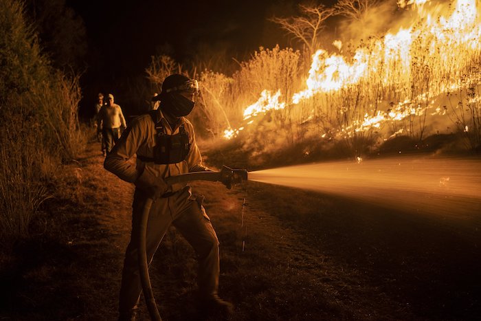 Un bombero trabaja para contener incendios forestales en Nogales, en la zona de alta montaña del estado de Veracruz, México, el lunes 25 de marzo de 2024.