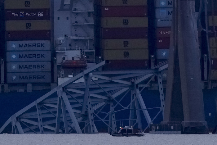 Un buque portacontenedores, apoyado contra los restos del puente Francis Scott Key a última hora del 26 de marzo de 2024, visto desde Sparrows Point, Maryland.