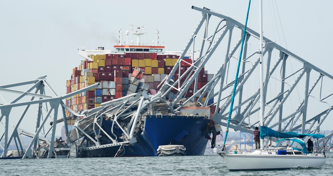 Un carguero atorado debajo de parte de la estructura del puente Francis Scott Key luego de que impactó una columna de apoyo e hizo colapsar el puente, el martes 26 de marzo de 2024, en Baltimore, Maryland.