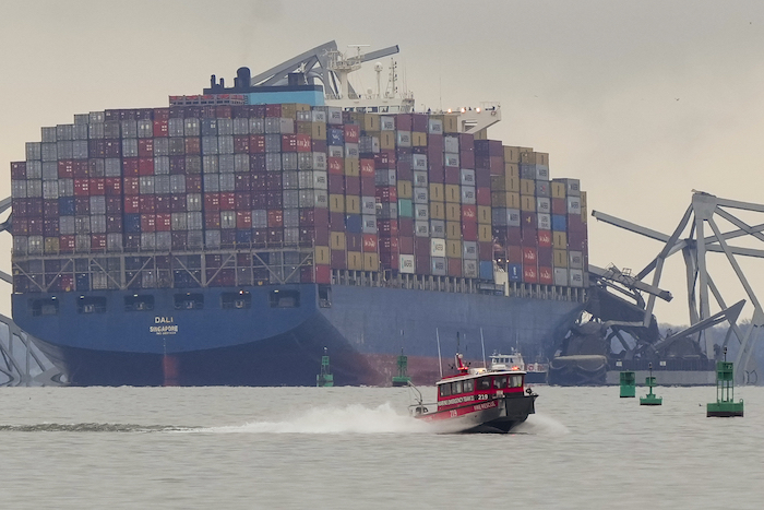 Un carguero entre los escombros del puente Francis Scott Key, el miércoles 27 de marzo de 2024, en Baltimore, Maryland.