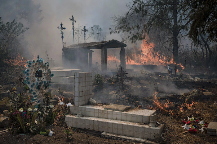 Un incendio forestal quema parte de un cementerio el lunes 25 de marzo de 2024, en Nogales, México.