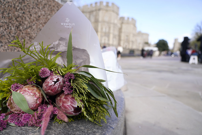 Un ramo de flores afuera del Castillo de Windsor, Inglaterra, el sábado 23 de marzo de 2024, un día después de que se dio a conocer un video en el que Catalina, la princesa de Gales, anunció que le diagnosticaron cáncer.