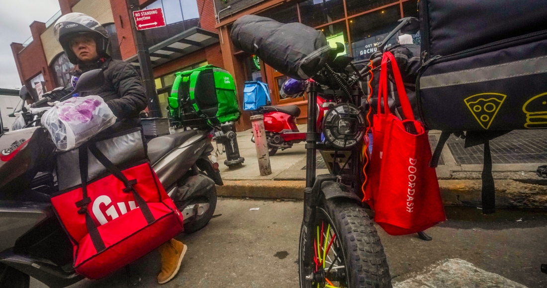 Un repartidor se prepara para salir tras recoger un pedido en un restaurante de comida rápida en la avenida Flatbush de Brooklyn, el lunes 29 de enero de 2024, en Nueva York.