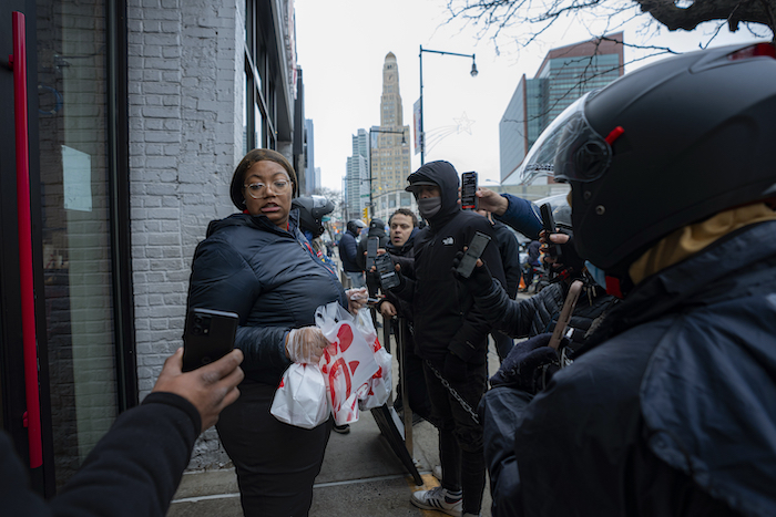 Una empleada de Chick-fil-A entrega pedidos a repartidores el jueves 1 de febrero de 2024 en Nueva York.