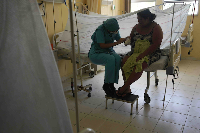 Una enfermera atiende a una paciente con dengue en el hospital de La Merced en Paita, Perú, el jueves 29 de febrero de 2024.