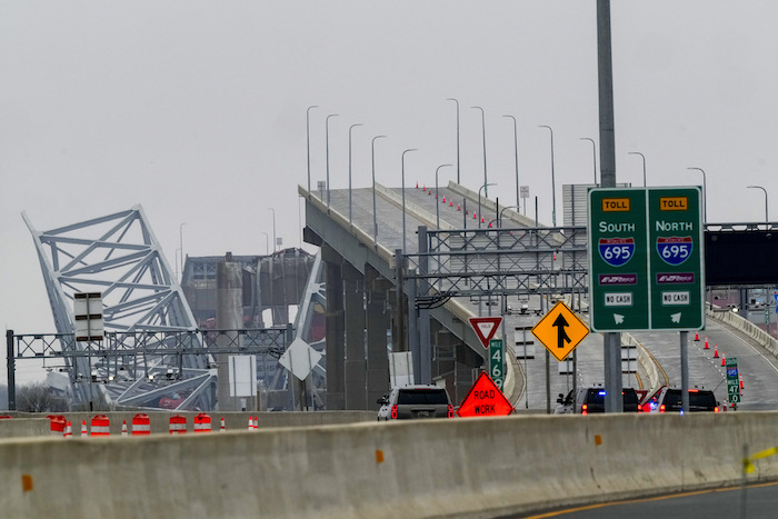 Vista de los restos del puente Francis Scott Key desde Dundalk, Maryland, miércoles 27 de marzo de 2024.